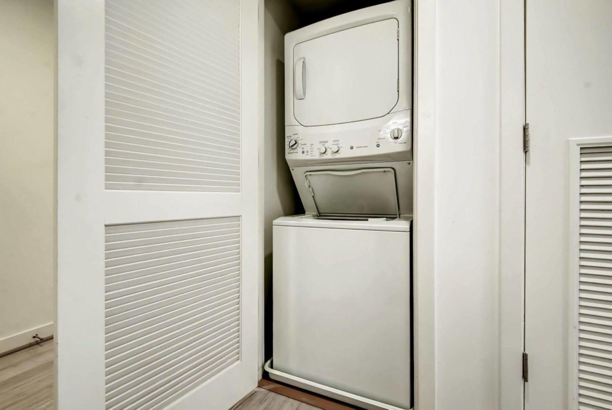 Global Luxury At Tiverton Ave Appartement